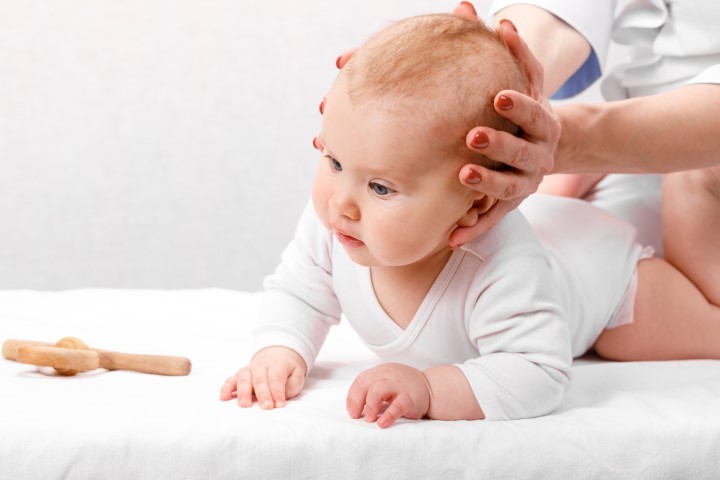 גזים? קשיי הנקה? שיטת הטיפול הוותיקה שעשויה לשנות את השבועות הראשונים בחיי התינוק